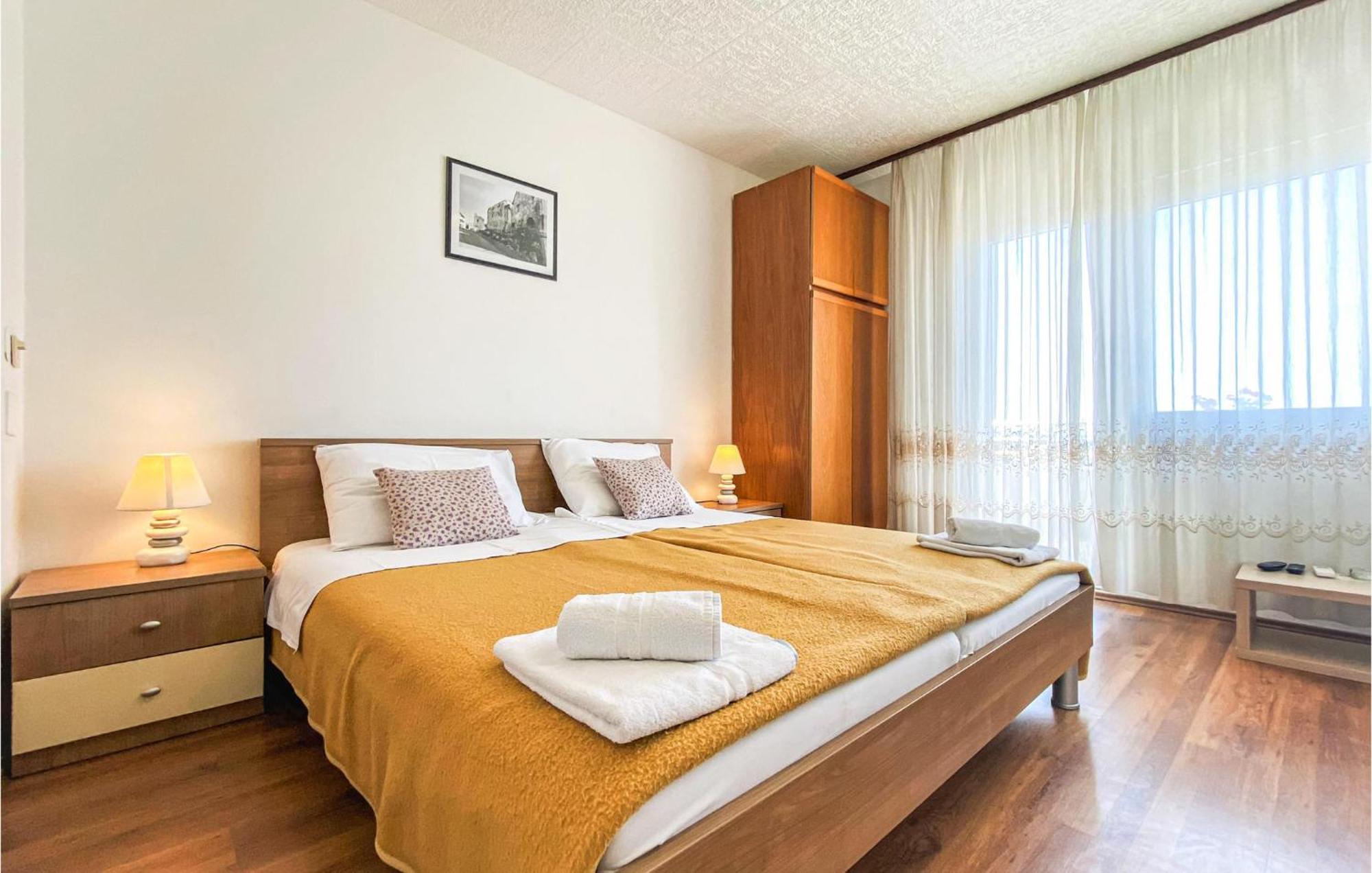 Amazing Apartment In Kastel Sucurac With Kitchen Kaštela Exterior foto