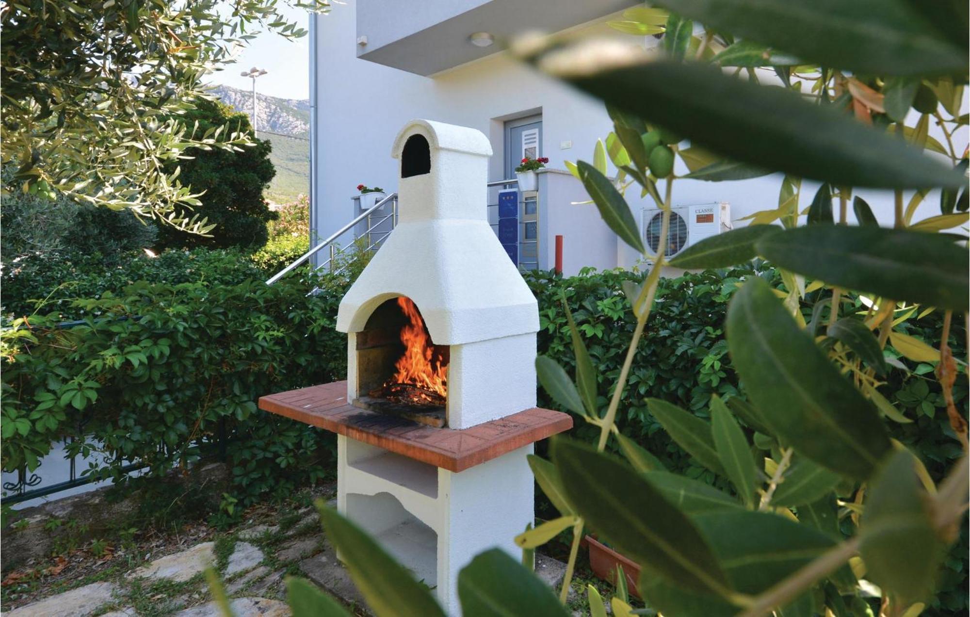 Amazing Apartment In Kastel Sucurac With Kitchen Kaštela Exterior foto