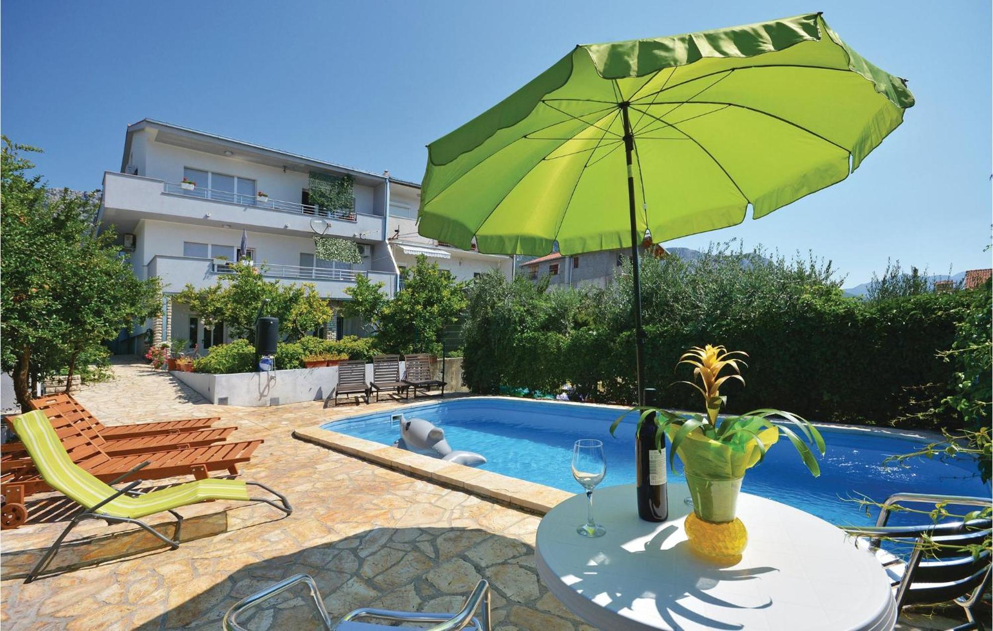 Amazing Apartment In Kastel Sucurac With Kitchen Kaštela Exterior foto