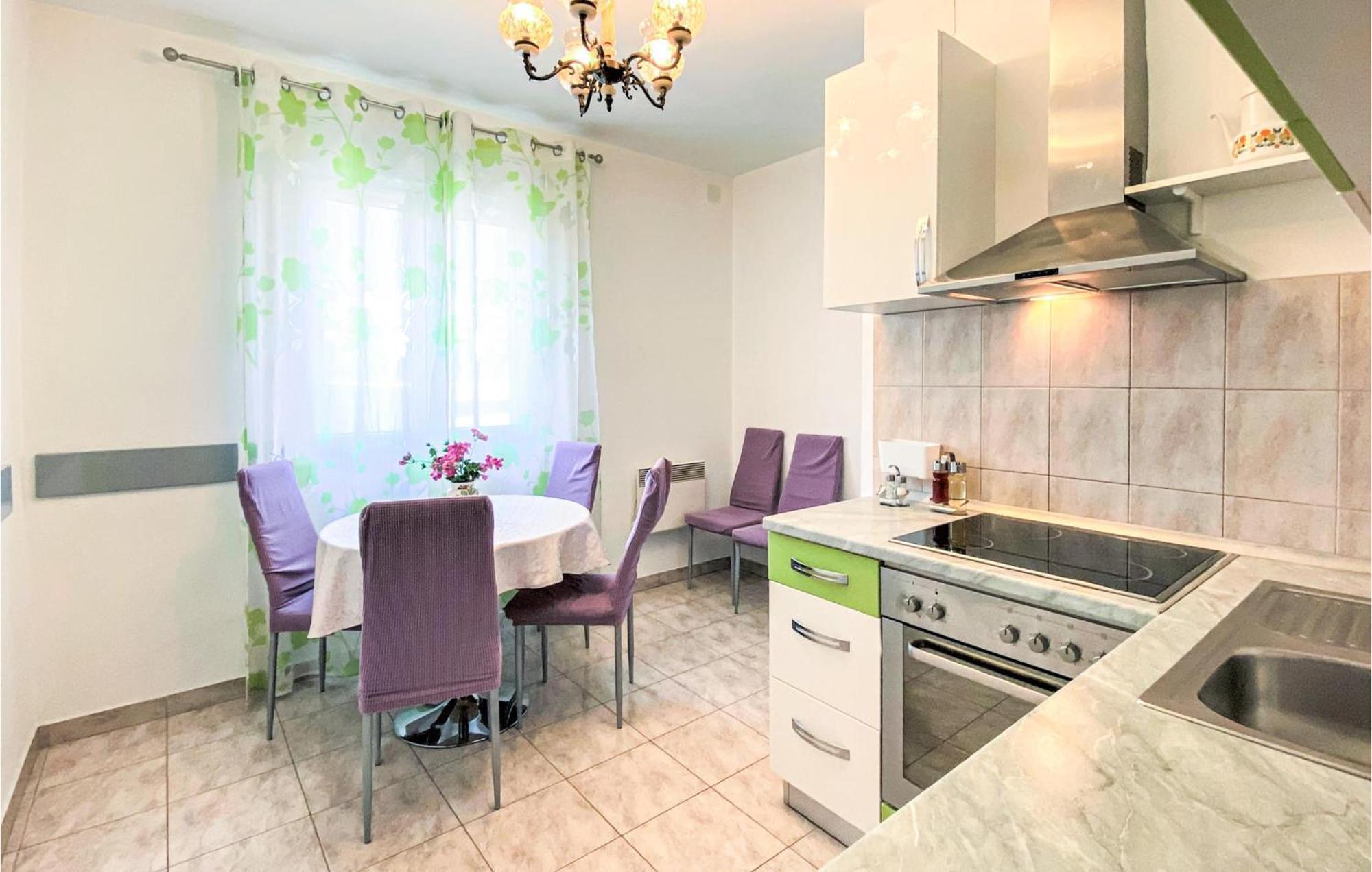 Amazing Apartment In Kastel Sucurac With Kitchen Kaštela Exterior foto