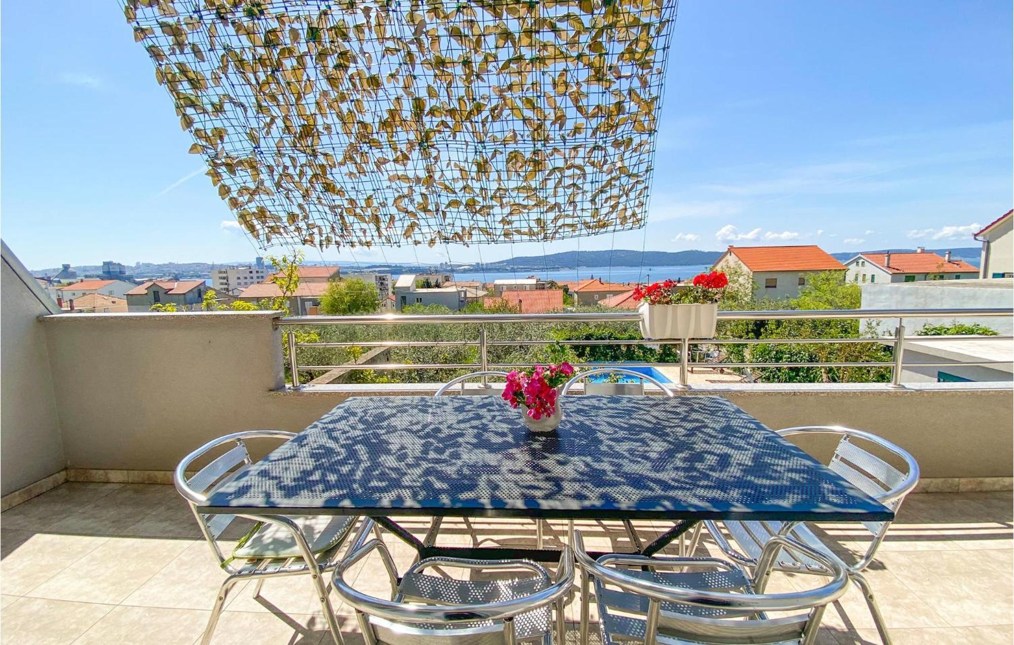 Amazing Apartment In Kastel Sucurac With Kitchen Kaštela Exterior foto